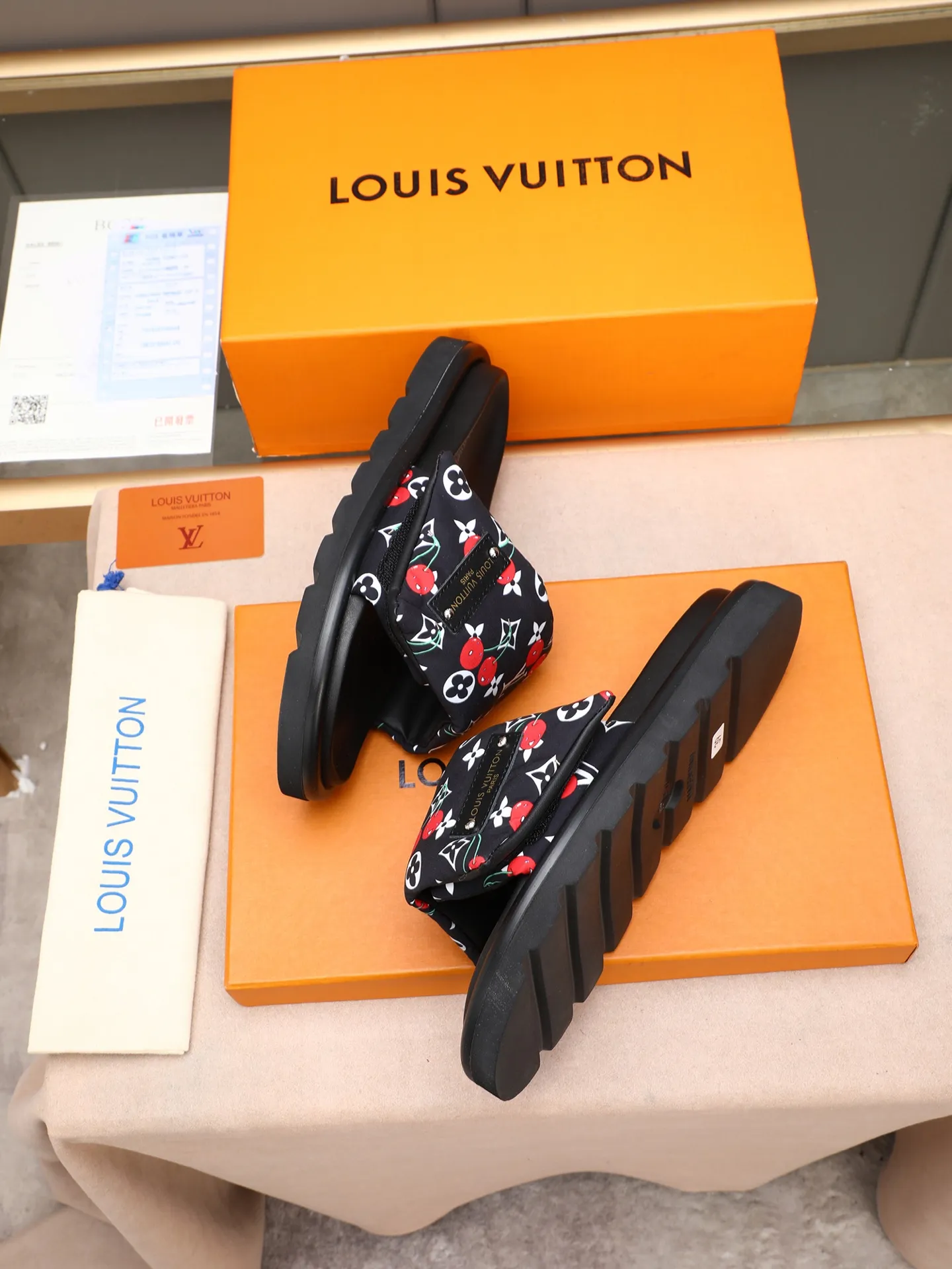 PP360 [LOUIS VUITTON] Louis Vuitton, LV printing, men's and women's slippers are on the market. The drawer box packaging comes with a cloth bag and a card. The upper pattern looks very soft and waxy, and it is a super versatile leg slimming tool. Fabric: imported denim/canvas/old fabric, LV hardware LOGO, official website pattern printing, comfortable to wear, feet: high-elastic PU water table. Sole: foam sole, heel height: about 5cm. Code number: 35-46, 35, 45, 46 are custom-made and non-returnable. Color: multiple colors and styles available.